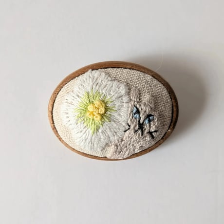 刺繍ブローチ中／花と猫