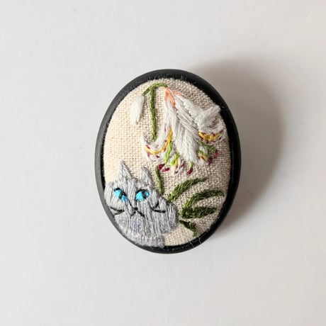 刺繍ブローチ中／花と猫