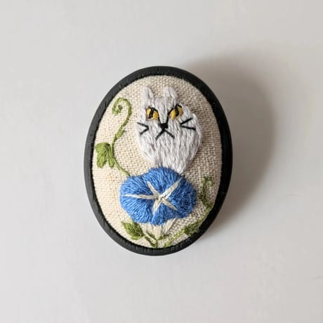 刺繍ブローチ中／花と猫