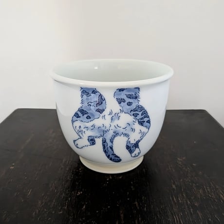 染付伸び猫湯呑み