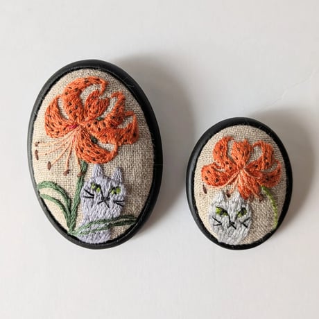 刺繍ブローチ中／花と猫