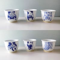 染付伸び猫湯呑み