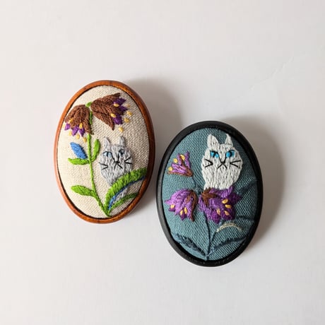 刺繍ブローチ中／花と猫