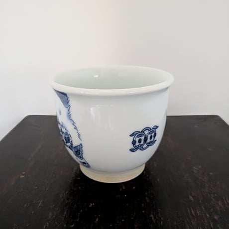 染付伸び猫湯呑み