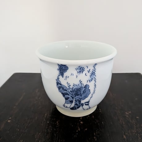 染付伸び猫湯呑み