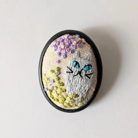 刺繍ブローチ中／花と猫