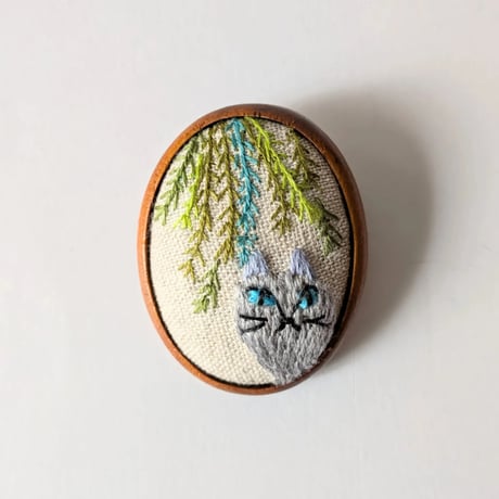 刺繍ブローチ中／花と猫