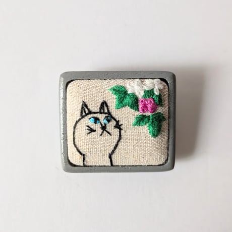 刺繍ブローチスクエア・楕円小／花と猫
