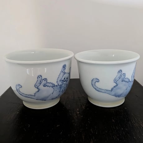 染付伸び猫湯呑み