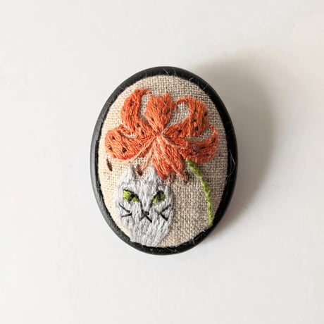 刺繍ブローチ中／花と猫