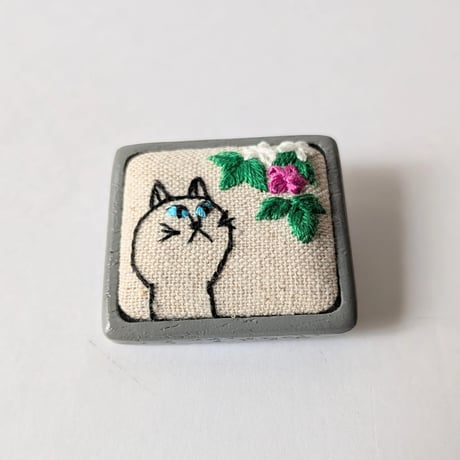 刺繍ブローチスクエア・楕円小／花と猫