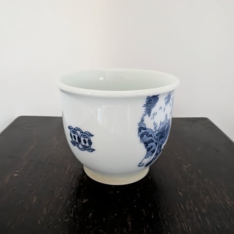 染付伸び猫湯呑み