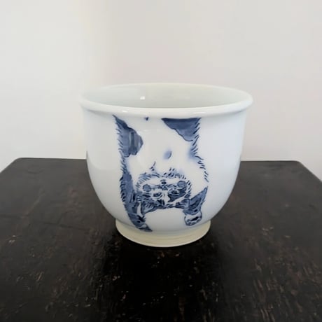 染付伸び猫湯呑み