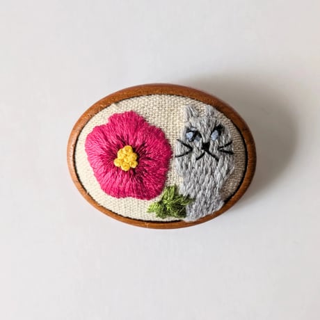 刺繍ブローチ中／花と猫