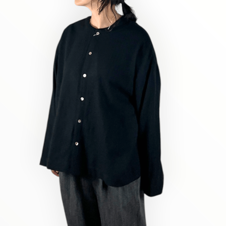 UNIVERSAL SEVEN / ウールガーゼ ノーカラー2WAYブラウス / US264BL022 001クロ