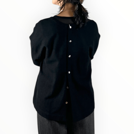 UNIVERSAL SEVEN / ウールガーゼ ノーカラー2WAYブラウス / US264BL022 001クロ