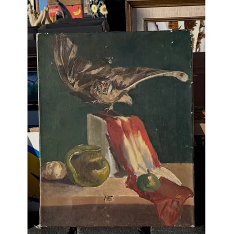 翼を広げた鳥とピシェ、果物が描かれた油彩画
