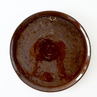 CHARTREUSEのマーク入り焦茶色のメイン皿(ロゴがユニーク)