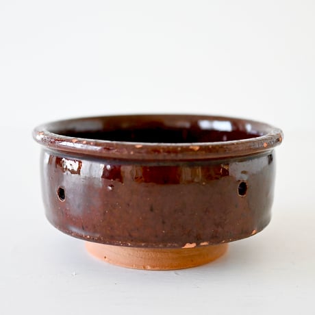 焦茶色の高台付きフェセル