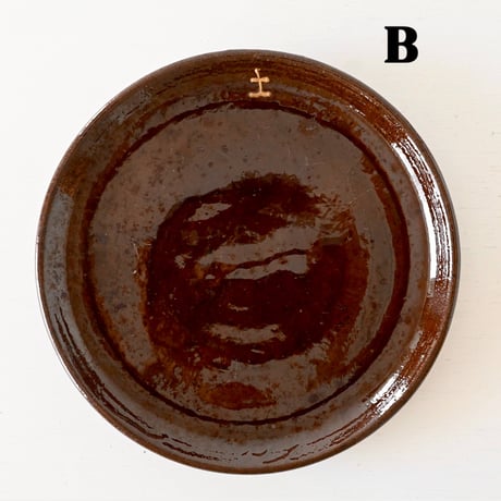 CHARTREUSEのマーク入り焦茶色のメイン皿 ※A,B,Cバリエーションあり