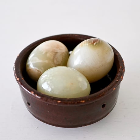焦茶色の高台付きフェセル
