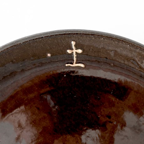 CHARTREUSEのマーク入り焦茶色のメイン皿 ※A,B,Cバリエーションあり