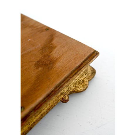 リムのガラス張りと装飾が美しい、南仏邸宅の鏡