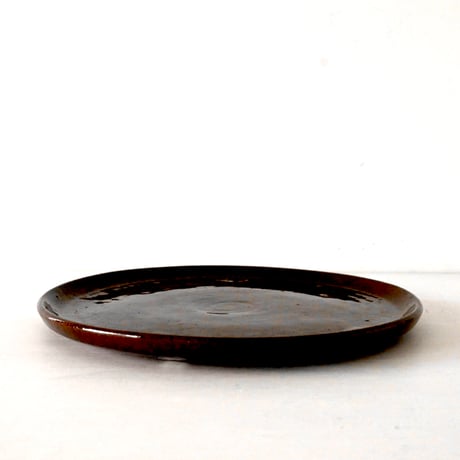 CHARTREUSEのマーク入り焦茶色のメイン皿(ロゴがユニーク)