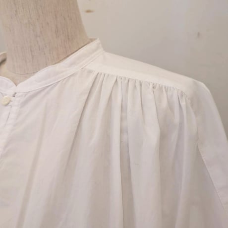 【UNIVERSAL TISSU】オリジナルタイプライター シャーリングブラウス　オフ