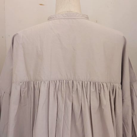 【UNIVERSAL TISSU】オリジナルタイプライター シャーリングブラウス　グレージュ