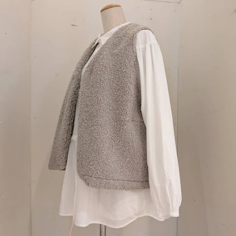 【UNIVERSAL TISSU】ボア Vネックベスト　グレージュ