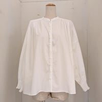【UNIVERSAL TISSU】オリジナルタイプライター シャーリングブラウス　オフ