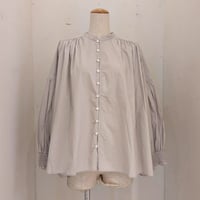 【UNIVERSAL TISSU】オリジナルタイプライター シャーリングブラウス　グレージュ