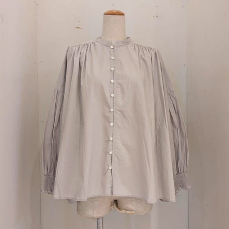 【UNIVERSAL TISSU】オリジナルタイプライター シャーリングブラウス　グレージュ