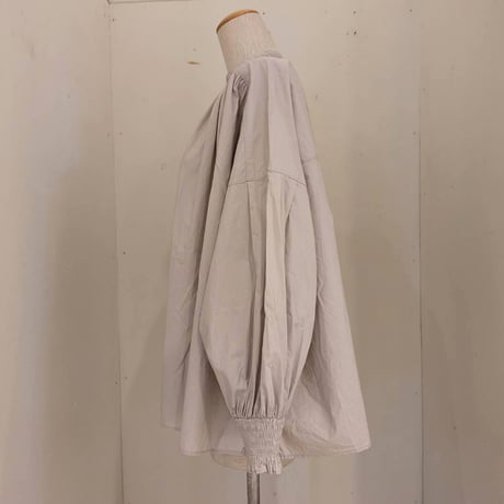 【UNIVERSAL TISSU】オリジナルタイプライター シャーリングブラウス　グレージュ