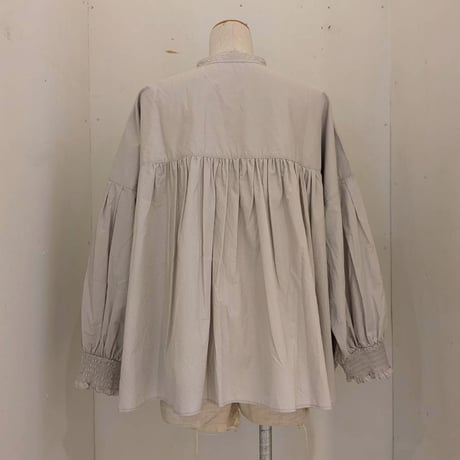 【UNIVERSAL TISSU】オリジナルタイプライター シャーリングブラウス　グレージュ