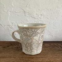西山千代子　取手付きカップ　白＋白/花