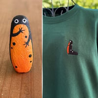 岸本ウラチ シリケンイモリの置物＆刺しゅうTシャツ（モスグリーン）