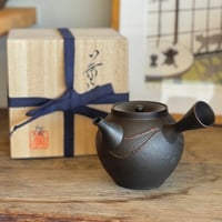 鯉江廣 Hiroshi Koie  窯変 黒波朱紋 茶注 木箱入　ST1209