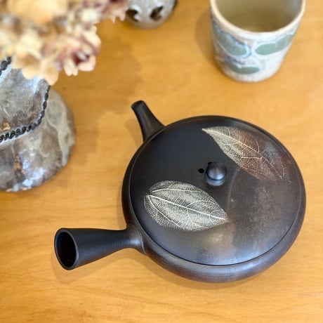 水野陽景 Yokei Mizuno  火窯変 白木ノ葉紋 平大急須 　ST1292