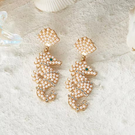 Pearl Seahorse Pierce