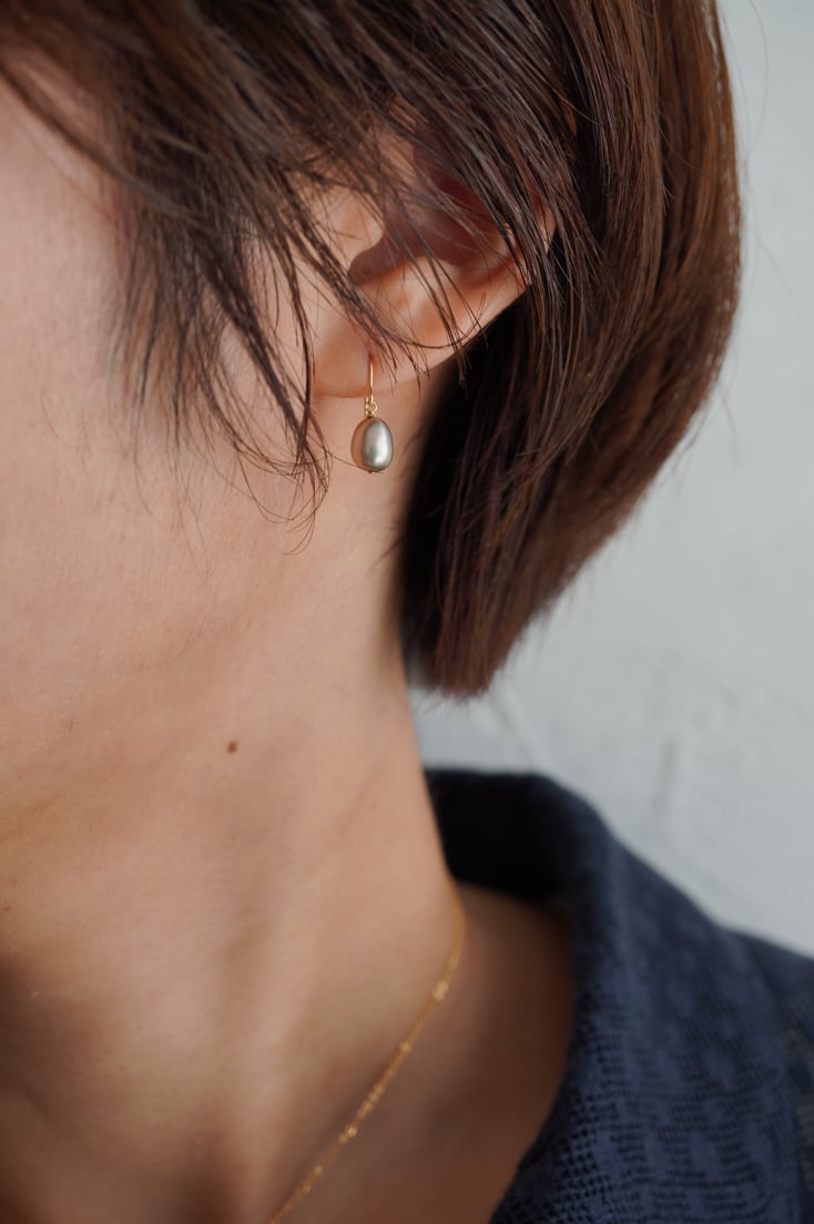 Egg Bronze hook pierce | AURA