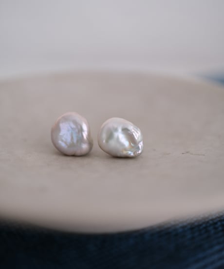 Petal GY stud pierce