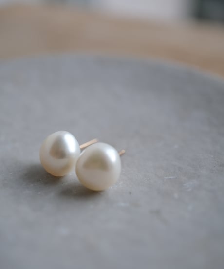 Baroque M stud pierce