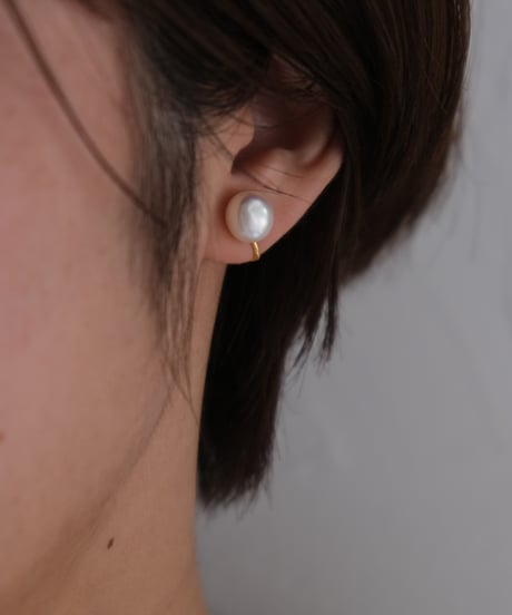 Baroque stud earring