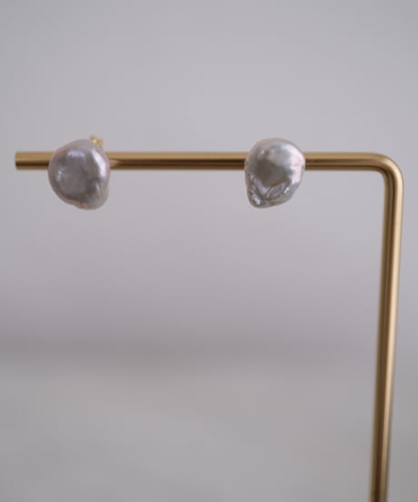 Petal GY stud pierce