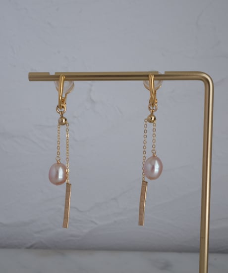 Egg+tataki seesaw earring (WH / PK)