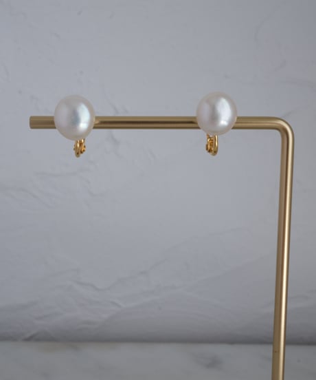 Baroque stud earring