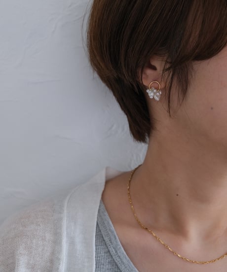 Petal random circle stud pierce