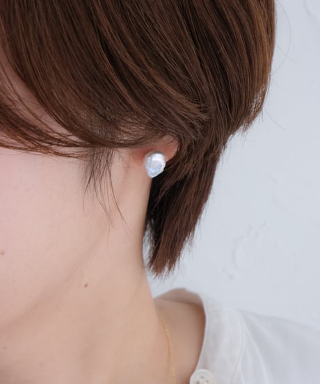 Petal GY stud pierce